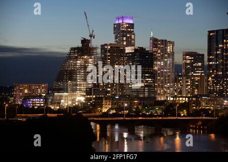 Austin, TX, USA. Mai 2021. Die Skyline der Innenstadt von Austin, Texas, die von einem niedrigeren Apartmentturm in der Rainey Street Anfang Mai nach Westen blickt. Austin ist trotz der Verlangsamung der Pandemie weiterhin eine der am schnellsten wachsenden Städte in den USA. Quelle: Bob Daemmrich/ZUMA Wire/Alamy Live News Stockfoto