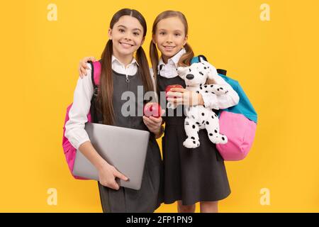 Hungrige Schulkinder in formellen Uniformen halten Äpfel für eine gesunde Ernährung, Diät Stockfoto