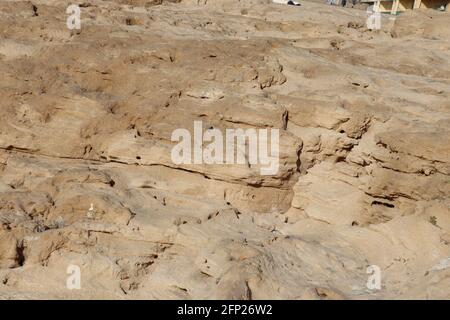 In Alexandria Ägypten auf dem Meer gibt es Menschen, Klippen, Seeadler, Felsen, junge Männer schwimmen auf dem Meer mit Meereslandschaft, und Schönheit Natur. Stockfoto