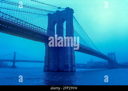 2005 HISTORISCHE BROOKLYN BRIDGE (©J & W ROEBLING 1876) EAST RIVER DOWNTOWN MANHATTAN NEW YORK CITY USA Stockfoto