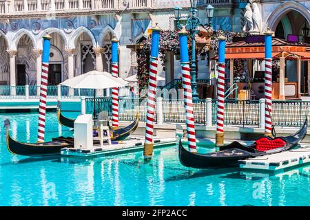 Gondeln dockten am Replica Grand Canal, Las Vegas, Nevada, USA Stockfoto