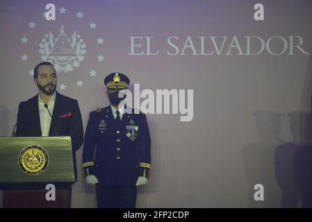 San Salvador, El Salvador. Mai 2021. Der salvadorianische Präsident Nayib Bukele spricht mit Polizeibeamten. Der Präsident von El Salvador Nayib Bukele nimmt an einem Abschlussakt für Polizeibeamte Teil. Quelle: Camilo Freedman/Alamy Live News Stockfoto