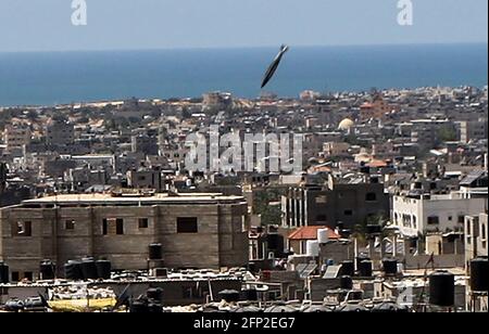 Rafah, Gaza. Mai 2021. Eine von israelischen Luftstreitkräften abgefeuerte Rafach-Rafach-Rafah-Rakete wird am Donnerstag, dem 20. Mai 2021, während eines israelischen Luftanschlags in Rafah im südlichen Gazastreifen gesehen, Foto von Ismael Mohamad/UPI. Kredit: UPI/Alamy Live Nachrichten Stockfoto