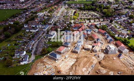 Luftaufnahme eines Teils des Millers Retreat, einer neuen Wohnsiedlung, die auf einem Grünfeld am Rande von Walmer, Deal, Kent, gebaut wird Stockfoto