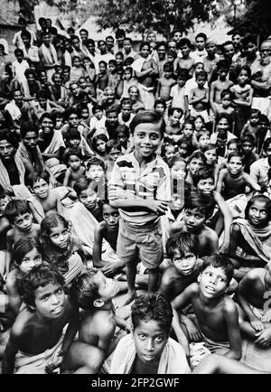 Indien Orissa Staat Oktober 1992 - Junge bei einem Das Bergdorf um Puri im Bundesstaat Orissa ist stolz angezogen Shorts und Hemd unter den Dorfbewohnern, an denen sie teilnehmen Ein Oxfam-Projekt pflanzt mehr Bäume, um die Umwelt zu schonen Stockfoto