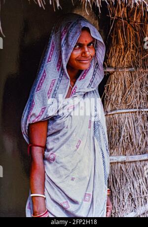 Indien Orissa Staat Oktober 1992 - Porträt einer Frau Aus dem Dorf Basudevpur, wo Oxfam die halfen Dorfbewohner, um ihre eigene Matte zu schaffen, die Geschäfte macht Stockfoto