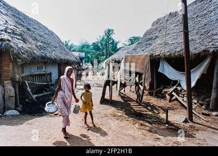 Indien Orissa Staat Oktober 1992 - das ländliche Dorf von Basudevpur, wo Oxfam den Dorfbewohnern bei der Einrichtung half Ihre eigene Matte macht Geschäfte Stockfoto