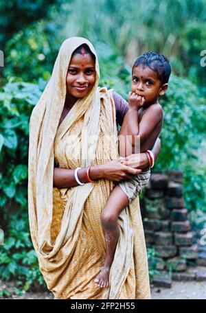 Indien Orissa Staat Oktober 1992 - das ländliche Dorf von Basudevpur, wo Oxfam den Dorfbewohnern bei der Einrichtung half Ihre eigene Matte macht Geschäfte Stockfoto