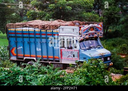 Indien Orissa Staat Oktober 1992 - Alter LKW verwendet, um Tragen Sie Menschen und Güter in Bhubaneswar Stockfoto