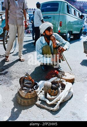 Indien Orissa State Oktober 1992 - EIN Schlangenbeschwörer versucht es Um Touristen durch Delhi Red Fort anzuziehen Stockfoto