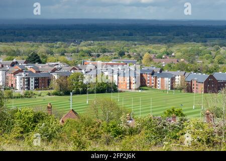 Studentenunterkunft auf dem Campus der University of Surrey Manor Park in Guildford, Surrey, Großbritannien. Wohnheime vom Berg aus gesehen. Stockfoto