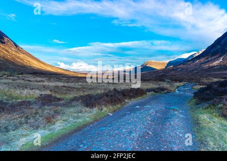 Blick auf Glencoe nach Osten in Richtung Rannoch Moor, Lochaber, Schottland, Großbritannien