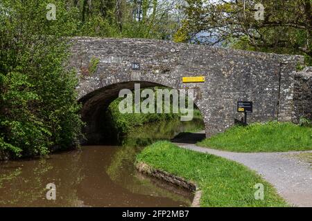 Steinbrücke entlang des Monmouthshire und Brecon Canal, Powys. Stockfoto