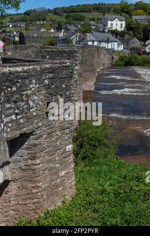 Die Brücke aus dem 17. Jahrhundert in Crickhowell, im Brecon Beacons National Park, Powys, Wales Stockfoto