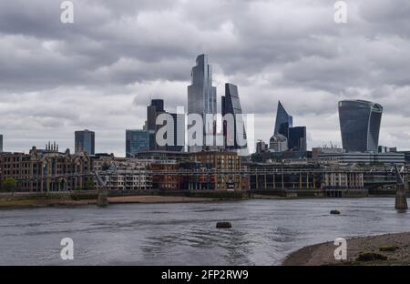 London, Großbritannien. Mai 2021. Skyline der Stadt London an einem bewölkten Tag. (Kredit: Vuk Valcic / Alamy Live News) Stockfoto