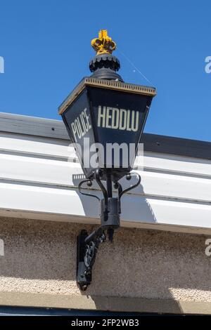 Beleuchtetes zweisprachiges Schild über der Polizeistation in Crickhowell, Powys, Wales, Großbritannien. Stockfoto