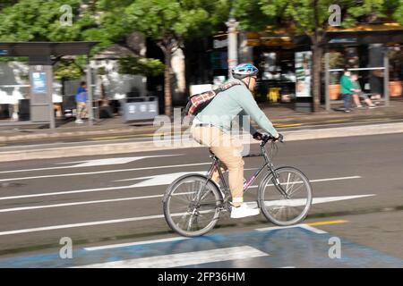 Belgrad, Serbien - 13. Mai 2021: Ein Mann, der an einem sonnigen Tag auf der Straße in der Innenstadt Fahrrad fährt Stockfoto