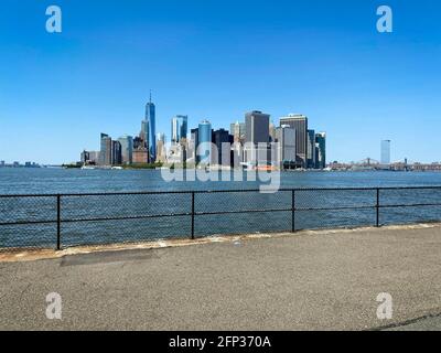 New York, NY, USA - 20. Mai 2021: Blick auf Lower Manhattan von Governors Island aus Stockfoto