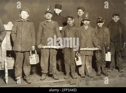 Kinderarbeit: Kinderarbeiter, die nach ihrer Schicht fotografiert wurden. Foto 1910 Stockfoto