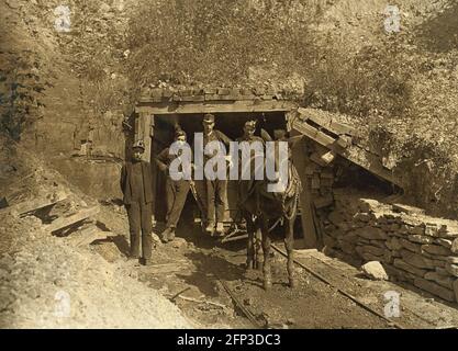 Kinderarbeit: Eine Gruppe von Erwachsenen- und Kinderarbeitern am Mineneingang mit ihrem Maultier in einer Mine in der Nähe von Grafton, West Virginia. Foto 1908 Stockfoto