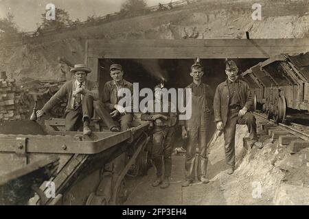 Kinderarbeit: Eine Gruppe von Bergleuten, darunter der Brake Boy in der Mitte, mit einem Wagen in einer Kohlemine in West Virginia. Foto 1908 Stockfoto