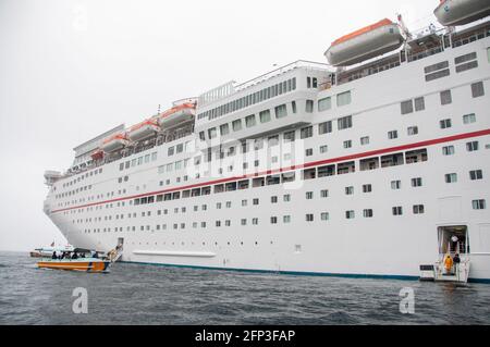 Passagiere steigen auf dem Carnival Inspiration-Schiff auf den Santa Catalina-Inseln aus. Stockfoto