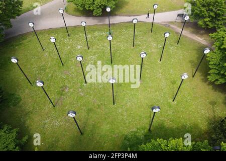 Installation 'Zeitfeld' des Künstlers Klaus Rinke am Eingang zum Volksgarten im Süden Düsseldorfs. Stockfoto