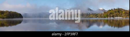 Nebliger Morgen auf Derwentwater, Lake District, Cumbria, Großbritannien. Stockfoto