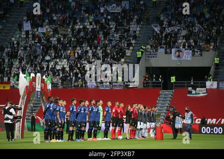 Reggio Emilia, Italien. Mai 2021. Die Spieler und Beamten stehen zusammen, als die italienische Sängerin Annalisa während des Coppa Italia-Spiels im Mapei-Stadion - Cittˆ del Tricolore, Sassuolo, die italienische Nationalhymne singt. Bildnachweis sollte lauten: Jonathan Moscrop/Sportimage Kredit: Sportimage/Alamy Live News Stockfoto