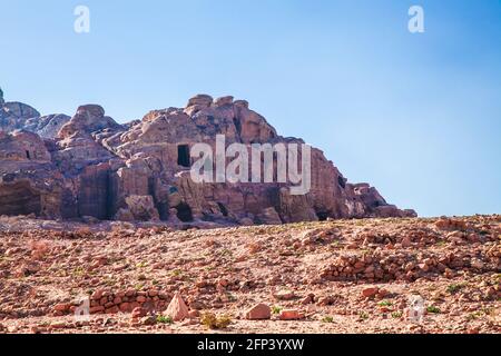 Höhlen, die möglicherweise als Gräber oder Wohnungen in Petra, Jordanien, genutzt werden. Stockfoto