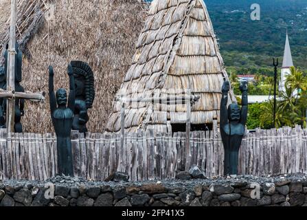 Die wilde Tiki-Wache steht im historischen Ahu' Ena Heiau, Kamakahonu National Historic Landmark, Kailua-Kona, Hawaii, Hawaii, USA Stockfoto