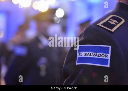 San Salvador, El Salvador. Mai 2021. Detail einer salvadorianischen Flagge, Teil einer Polizeiuniform.der salvadorianische Präsident Nayib Bukele wandte sich während einer Abschlussfeier an Polizisten, wo er den Direktor der nationalen Polizei begleitete. Quelle: Camilo Freedman/ZUMA Wire/Alamy Live News Stockfoto