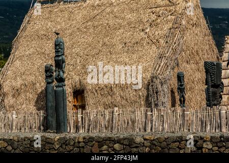 Die wilde Tiki-Wache steht im historischen Ahu' Ena Heiau, Kamakahonu National Historic Landmark, Kailua-Kona, Hawaii, Hawaii, USA Stockfoto