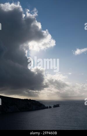 Dieses Foto zeigt die Nadeln auf der Spitze der Isle of Wight.die Nadeln sind 3 riesige, weiße Kreidefelsen, die von einem Leuchtturm aus dem 19. Jahrhundert bewacht werden. Stockfoto