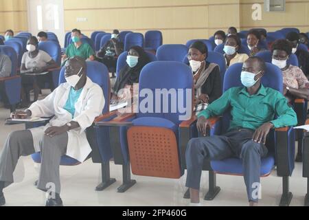 Juba. Mai 2021. Südsudanesische Gesundheitshelfer nehmen am 19. Mai 2021 an einem medizinischen Chinesisch-Sprachkurs im Juba Teaching Hospital im Südsudan Teil. Im südsudanesischen Krankenhaus Juba in der Hauptstadt des Landes haben Gesundheitshelfer begonnen, die chinesische Sprache zu lernen. Dies wird die Zusammenarbeit zwischen lokalen Mitarbeitern und chinesischen Ärzten im Land stärken.ZUM THEMA "Feature: Südsudan Health Workers embolded to learn Chinese language" Quelle: Denis Alamu/Xinhua/Alamy Live News Stockfoto