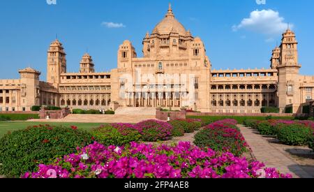 Der Umaid Bhawan Palace in Jodhpur, Rajasthan, Indien. Es ist eines der größten Privatresidenzen der Welt, obwohl ein Teil des Palastes heute verwaltet wird Stockfoto