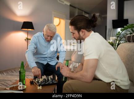 Großvater spielt Schach mit Enkel Stockfoto