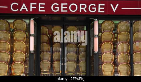 Paris, Frankreich. Das Café George V auf der Avenue des Champs-Elysees ist wegen einer Pandemie des Covid-19 geschlossen. Die Wiedereröffnung der Café-Terrassen wird ab Mai 19 angekündigt. Stockfoto