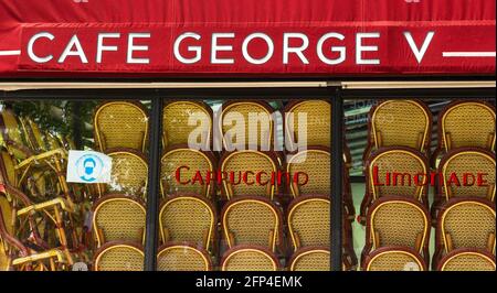 Paris, Frankreich. Das Café George V auf der Avenue des Champs-Elysees ist wegen einer Pandemie des Covid-19 geschlossen. Die Wiedereröffnung der Café-Terrassen wird ab Mai 19 angekündigt. Stockfoto