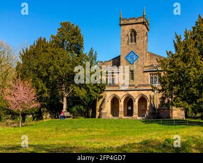 St Mary's Church in Cromford Derbyshire England ein denkmalgeschütztes Gebäude der Klasse 1, in dem Sir Richard Arkwright, der in der Nähe von Cromford Mill gebaut hat, begraben ist. Stockfoto