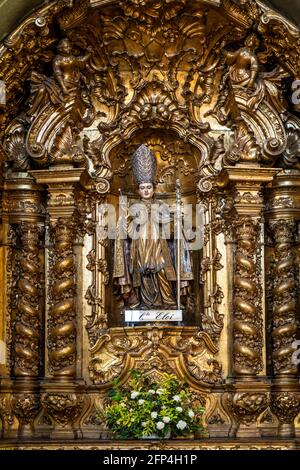 Altarbild von Santo Elói, Schutzpatron der Goldschmiede im Innenraum der Kirche Igreja de São Nicolau, Porto, Portugal, Europa Altar mit Santo E Stockfoto