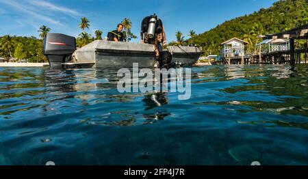 Taucher beenden den Tauchgang und tauchen aus dem Ozean bei Raja auf Ampat Stockfoto