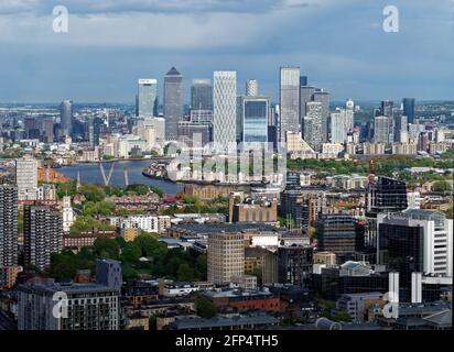 London, Greater London, England - 18 2021. Mai: Erhöhter Blick über die Themse auf die berühmten Wolkenkratzer im Geschäftsviertel von Canary Stockfoto