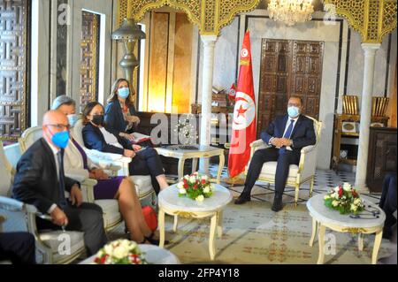 Kasbah, Tunis, Tunesien. Mai 2021. Der tunesische Regierungschef Hichem Mechichi(R) empfängt die italienische Innenministerin Luciana Lamorgese in Begleitung der schwedischen Politikerin und EU-Kommissarin für Inneres Ylva Johansson, die Tunesien im Regierungspalast in der Kasbah besucht.Foto: Chokri Mahjoub. Quelle: Chokri Mahjoub/ZUMA Wire/Alamy Live News Stockfoto