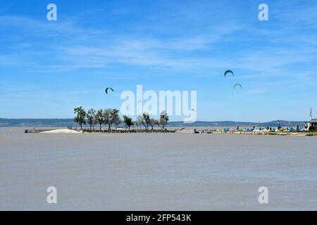 Podersdorf, Österreich - 09. Mai 2021: Unbekannte Menschen, Wassersport mit Kite- und Windsurfern im Seebad am Neusiedlersee, Burgenland Stockfoto