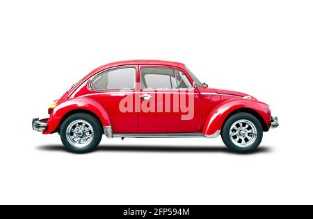 Roter klassischer VW Beatle Seitenansicht isoliert auf weißem Hintergrund Stockfoto