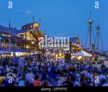 2005 HISTORISCHES SOMMERKONZERT PIER 17 (©BENJAMIN THOMPSON & ASSOC 1985) SOUTH STREET SEAPORT MUSEUM DOWNTOWN MANHATTAN NEW YORK CITY USA Stockfoto