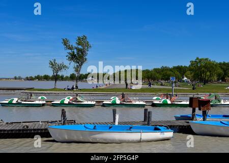 Podersdorf, Österreich - 029. Mai 2021: Nicht identifizierte Personen und Boote im Seebad am neusiedlersee ein bevorzugtes Reiseziel im Burgenland Stockfoto