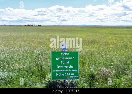 Apetlon, Österreich - 18. Mai 2021: Tafel mit dem niedrigsten Messpunkt Österreichs, gelegen im Nationalpark Neusiedler See-Seewinkel und Directi Stockfoto