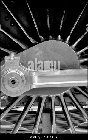 Pleuelstange und Antriebsrad der alten Dampflokomotive Stockfoto